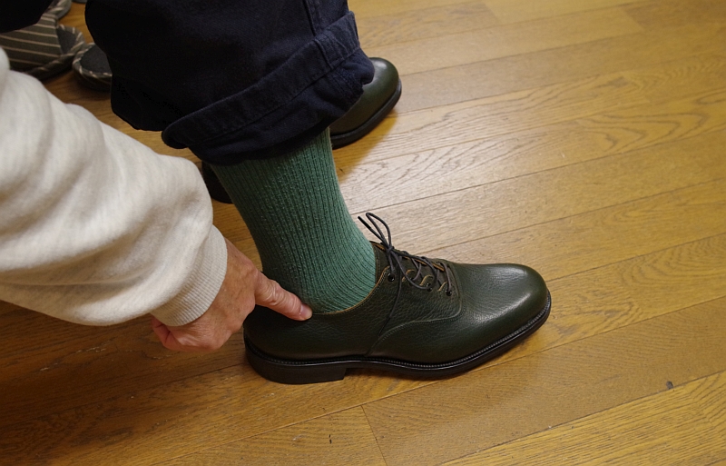 くるぶしが当たる