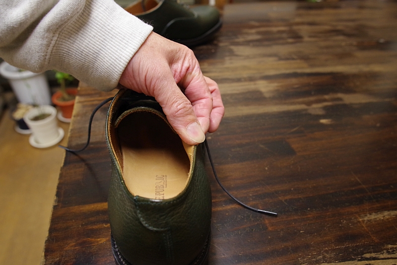 くるぶしが当たる