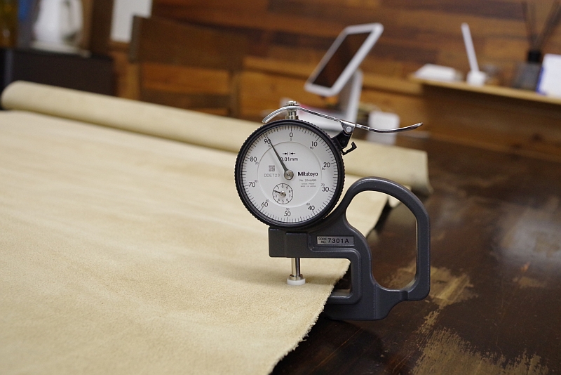 サンドベージュ